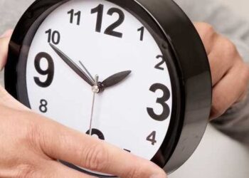 مصر للطيران تنبه المسافرين لمواعيد الرحلات مع بدء التوقيت الصيفي