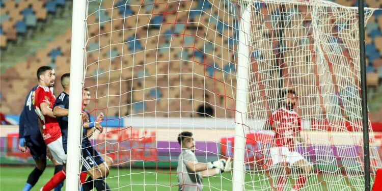 الأهلي يكتسح إنبي بثلاثية نظيفة ويتمسك بأمل المنافسة على الدوري