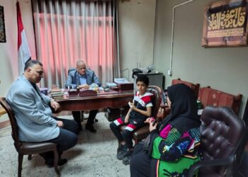 وكيل تعليم بورسعيد يستقبل الطالب يوسف ويطمئن على حالته الصحية بعد واقعة المدرسة