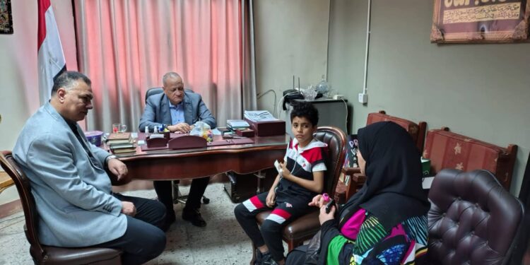 وكيل تعليم بورسعيد يستقبل الطالب يوسف ويطمئن على حالته الصحية بعد واقعة المدرسة