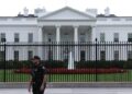 رويترز عن مسؤول: إسقاط المشتبه به في حادث إطلاق النار قرب البيت الأبيض ونقله إلى المستشفى