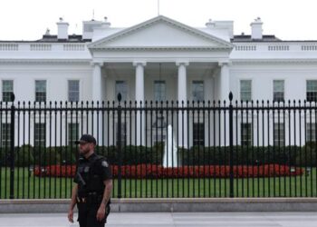 رويترز عن مسؤول: إسقاط المشتبه به في حادث إطلاق النار قرب البيت الأبيض ونقله إلى المستشفى