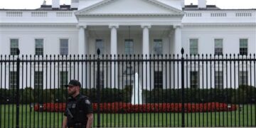 رويترز عن مسؤول: إسقاط المشتبه به في حادث إطلاق النار قرب البيت الأبيض ونقله إلى المستشفى