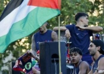 لامين يامال يرفع علم فلسطين خلال احتفالات برشلونة بالثنائية المحلية