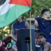 لامين يامال يرفع علم فلسطين خلال احتفالات برشلونة بالثنائية المحلية