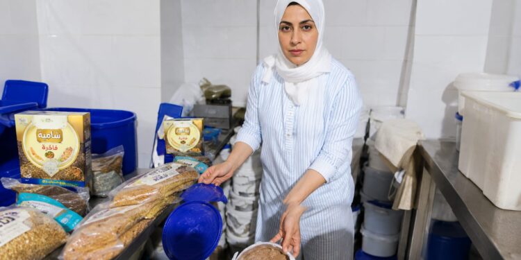 تشميع مصنع يعيد تدوير المنتجات منتهية الصلاحية ويزور تواريخها في بورسعيد