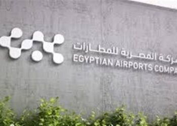 “المصرية للمطارات” تنفي حظر “الكراتين”.. وتتوعد مروجي الشائعات