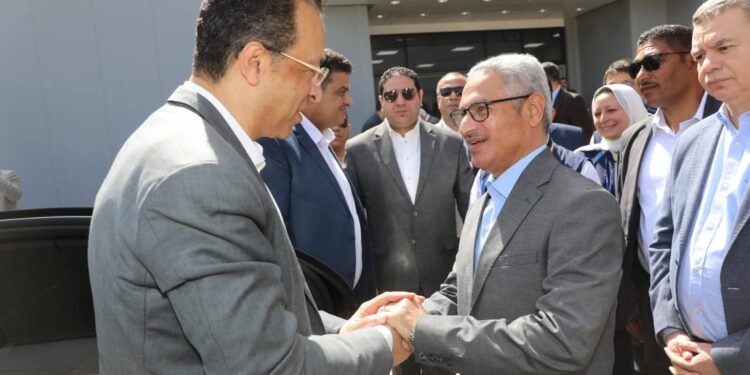 محافظ بني سويف يستقبل وزير الاتصالات في مستهل زيارته داخل مجمع مصانع “سامسونج” بكوم أبو راضي الصناعية