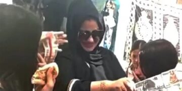 هدية 20 ألف جنيه وسلسلة ذهب.. أم ابنتها احتفالًا بإتمامها المرحلة الابتدائية في الشرقية