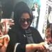 هدية 20 ألف جنيه وسلسلة ذهب.. أم ابنتها احتفالًا بإتمامها المرحلة الابتدائية في الشرقية