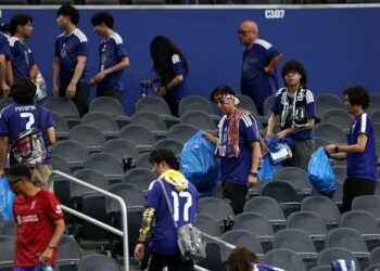 كأس العالم 2026.. اليابانيون يبهرون العالم كالعادة بتنظيف المدرجات