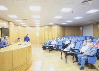 محافظ المنيا يوجه بدعم المنظومة بكوادر تكنولوجية وهندسية لتسريع إنجاز طلبات المواطنين