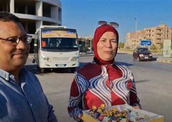 توزيع حلوى شوكولاتة على طلاب الثانوية العامة بالمنيا قبل الامتحان