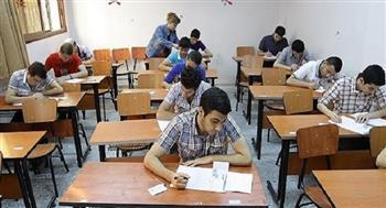 طلاب الثانوية العامة يؤدون امتحاني الفيزياء والتاريخ وسط إجراءات مشددة