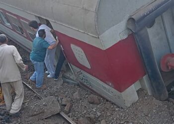 إصابة 10 أشخاص إثر خروج عربة قطار طنطا–كفر الشيخ عن القضبان بمحطة محلة روح بالغربية.. صور