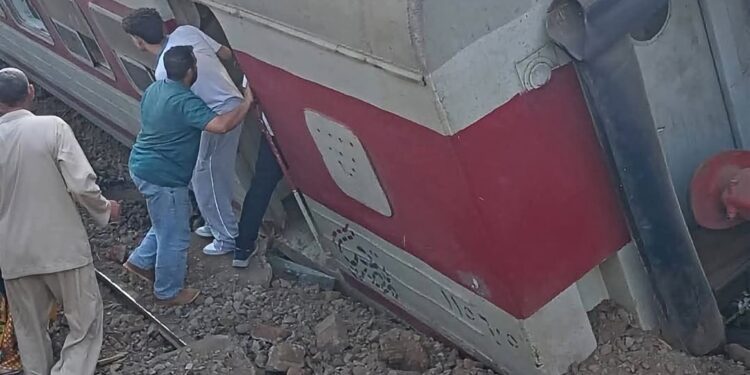 إصابة 10 أشخاص إثر خروج عربة قطار طنطا–كفر الشيخ عن القضبان بمحطة محلة روح بالغربية.. صور