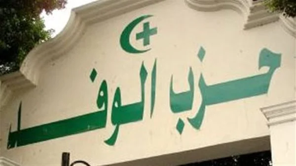 صحفية بالوفد تسد بوابة الدخول بسيارتها اعتراضًا على إيقافها.. والحزب يحرر محضرًا ضدها