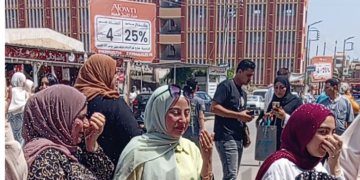 بالزغاريد والورود.. أولياء أمور طلاب الثانوية العامة بالمنصورة ينتظرون أبناءهم في آخر أيام الامتحانات