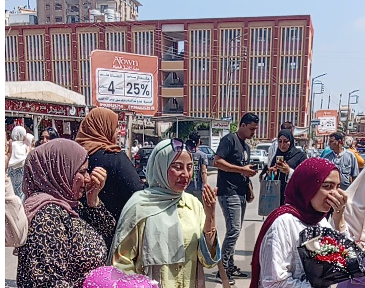 بالزغاريد والورود.. أولياء أمور طلاب الثانوية العامة بالمنصورة ينتظرون أبناءهم في آخر أيام الامتحانات