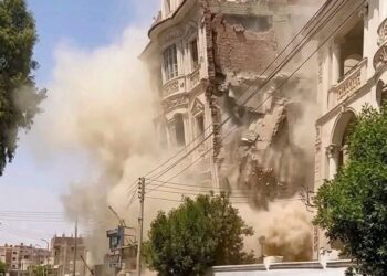 انهيار منزل مكون من عدة طوابق بمدينة قنا دون وقوع إصابات