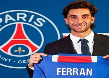 رسميًا.. باريس سان جيرمان يضم فيران توريس من برشلونة