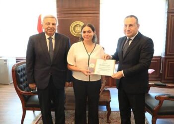 وزير التعليم العالي يكرم الطالبة هيا عمرو لمشاركتها في إسعاف مصابي مول «أرابيلا بلازا»