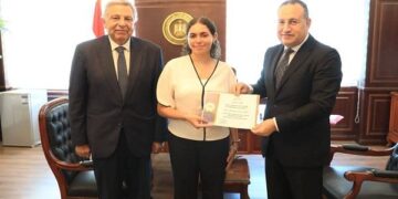 وزير التعليم العالي يكرم الطالبة هيا عمرو لمشاركتها في إسعاف مصابي مول «أرابيلا بلازا»