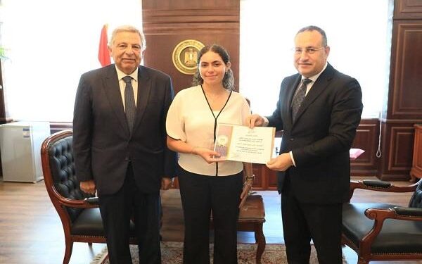 وزير التعليم العالي يكرم الطالبة هيا عمرو لمشاركتها في إسعاف مصابي مول «أرابيلا بلازا»