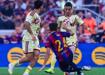 برشلونة يتوج بكأس خوان جامبر بصعوبة بعد الفوز 2-1 على الأهلي