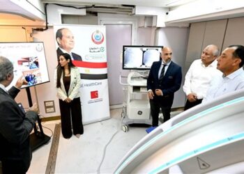 رئيس الوزراء يتفقد الوحدة المتنقلة بمستشفى رأس الحكمة