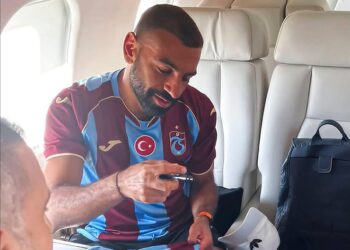 محمد صلاح يظهر بقميص طرابزون سبور ويوجه رسالة للجماهير من الطائرة