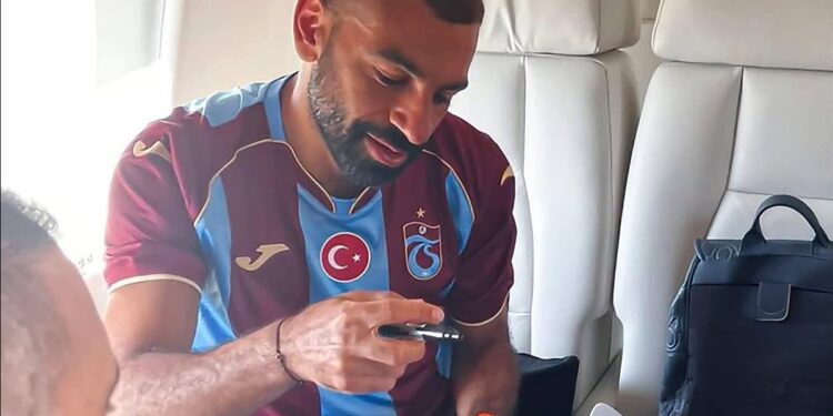 محمد صلاح يظهر بقميص طرابزون سبور ويوجه رسالة للجماهير من الطائرة
