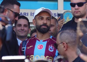لحظة وصول محمد صلاح إلى تركيا للتوقيع لطرابزون سبور التركي