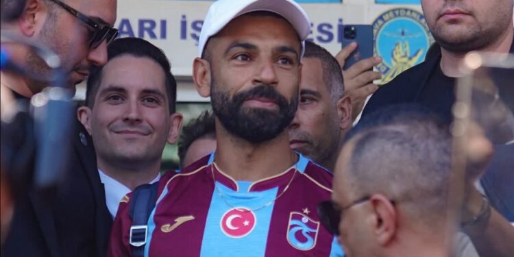 لحظة وصول محمد صلاح إلى تركيا للتوقيع لطرابزون سبور التركي