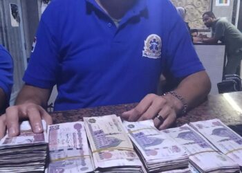 شهامة مسعف من البحيرة.. أعاد 129 ألف جنيه عثر عليها داخل موقع حادث برج العرب