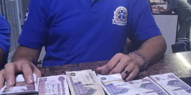 شهامة مسعف من البحيرة.. أعاد 129 ألف جنيه عثر عليها داخل موقع حادث برج العرب