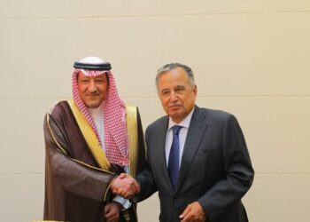 نبيل فهمي يتسلم قطعة من كسوة الكعبة المشرفة هديةً من المملكة العربية السعودية للجامعة العربية