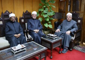 أيمن عبد الغني يباشر مهام عمله بمشيخة الأزهر بعد تعرضه لحادث مروري