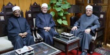 أيمن عبد الغني يباشر مهام عمله بمشيخة الأزهر بعد تعرضه لحادث مروري