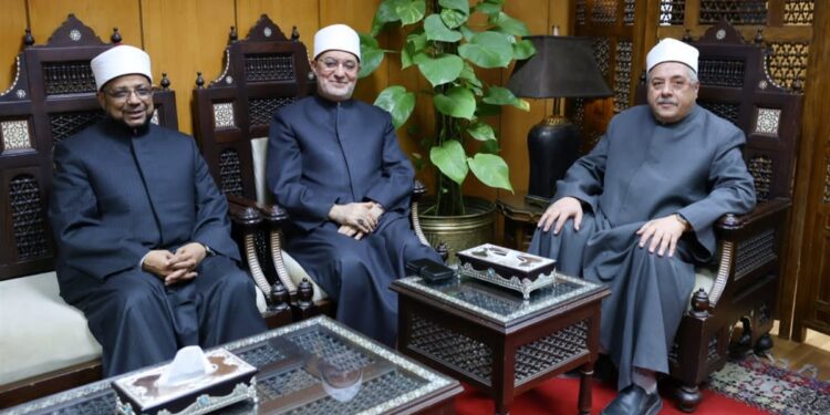 أيمن عبد الغني يباشر مهام عمله بمشيخة الأزهر بعد تعرضه لحادث مروري
